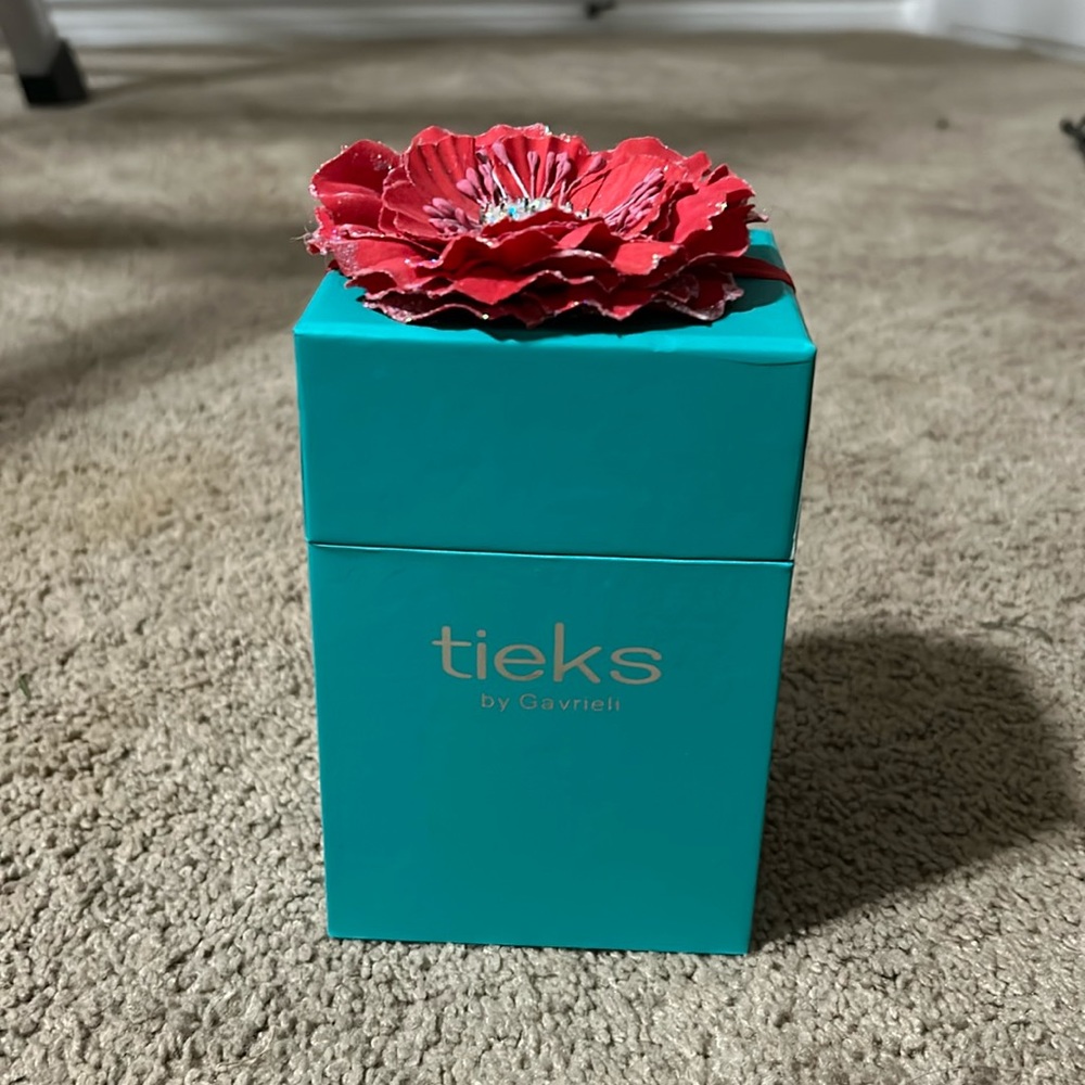 Tieks box with shoe covers, red flower